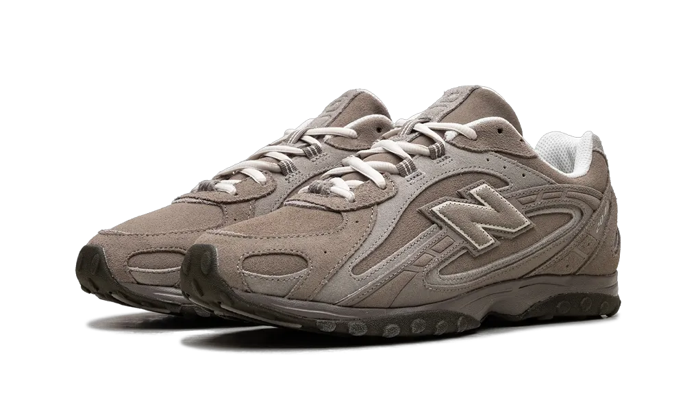 Paire de New Balance 204L taupe vue de trois quarts avant