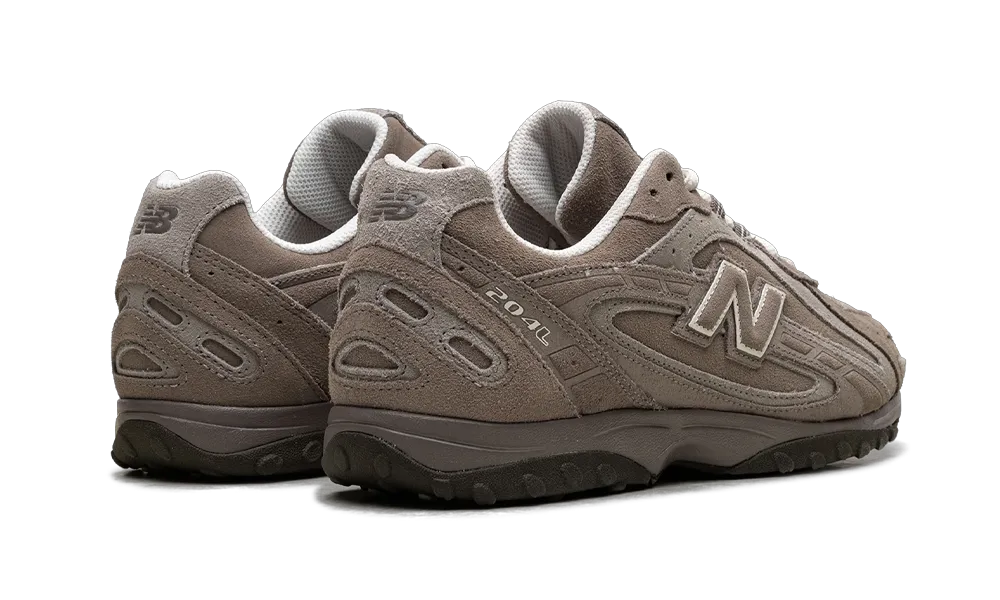 New Balance 204L Mushroom vue de l'arrière, talon et semelle foncée