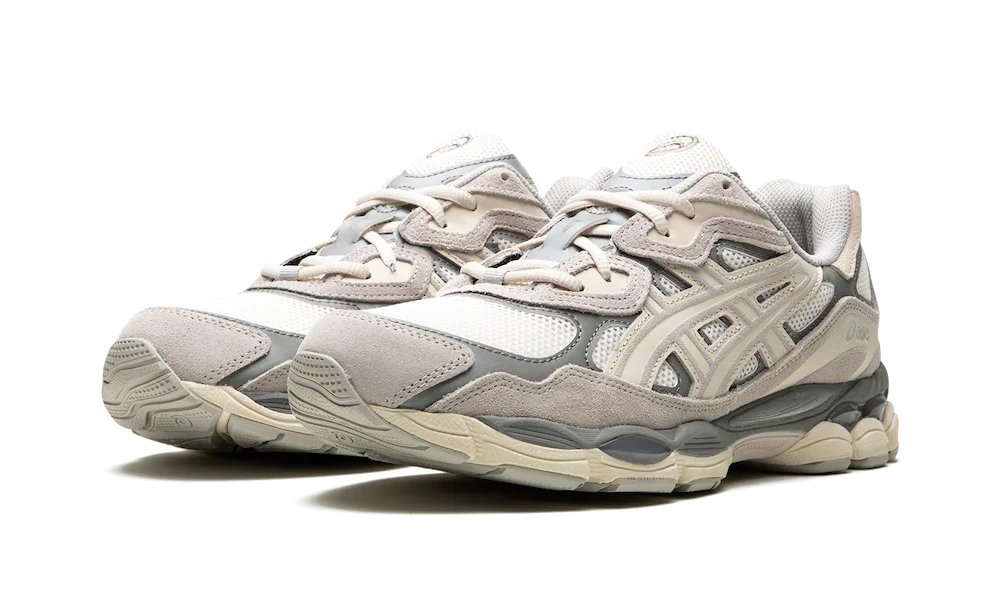 Paire d'Asics Gel-NYC Oyster Grey vue de trois quarts, tons crème et gris