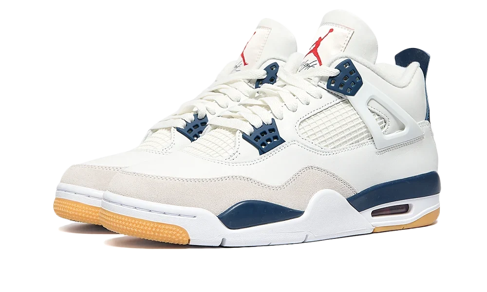 Paire de Jordan 4 Retro SB Navy vue de trois quarts avant