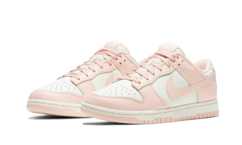 Paire de Nike Dunk Low Orange Pearl rose et crème, vue de trois quarts