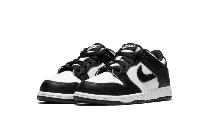 Paire de Nike Dunk Low Panda noir et blanc vue de trois quarts