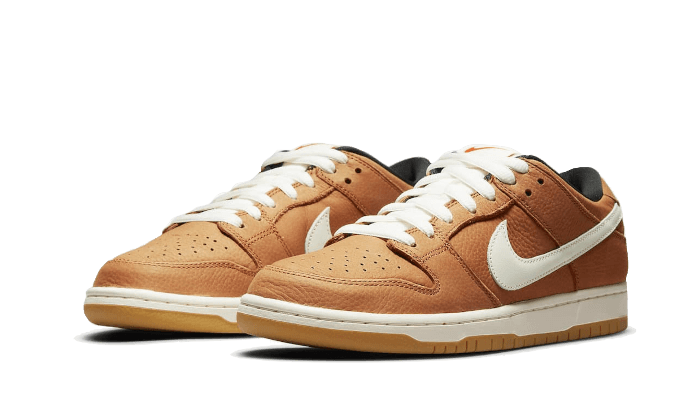Paire de sneakers Nike SB Dunk Low marron et crème