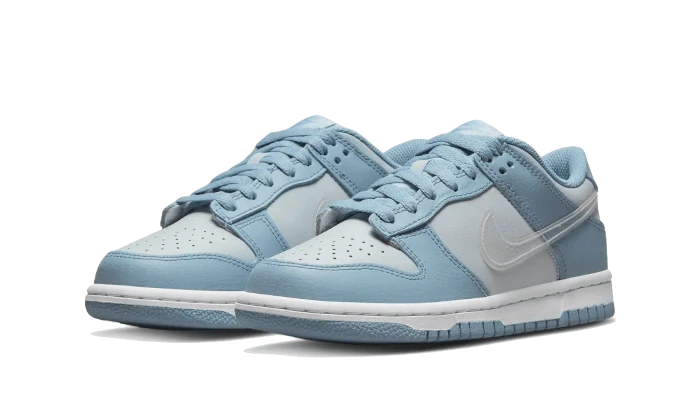 Paire de Nike Dunk Low bleu ciel vue de trois quarts avant