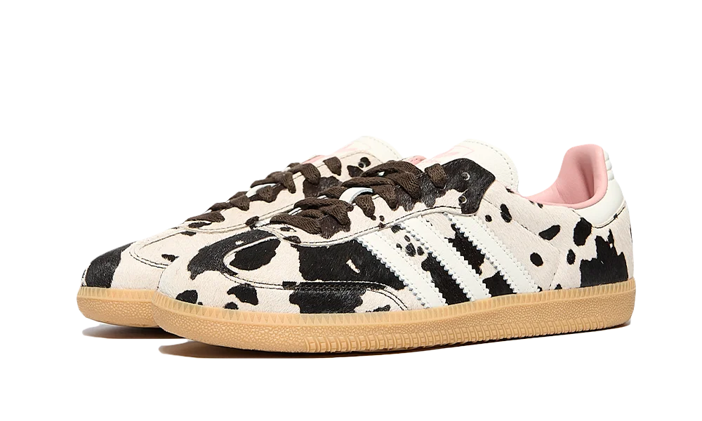 Paire d'adidas Samba Cow Print vue de trois quarts avec lacets marron