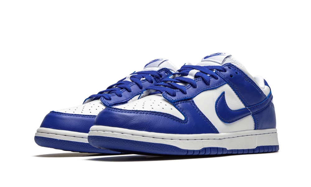 Paire de sneakers Nike Dunk Low Kentucky bleues et blanches, vue de trois quarts