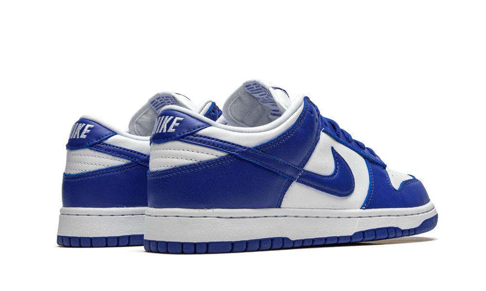 Nike Dunk Low Kentucky vue de l'arrière avec NIKE blanc sur le talon bleu