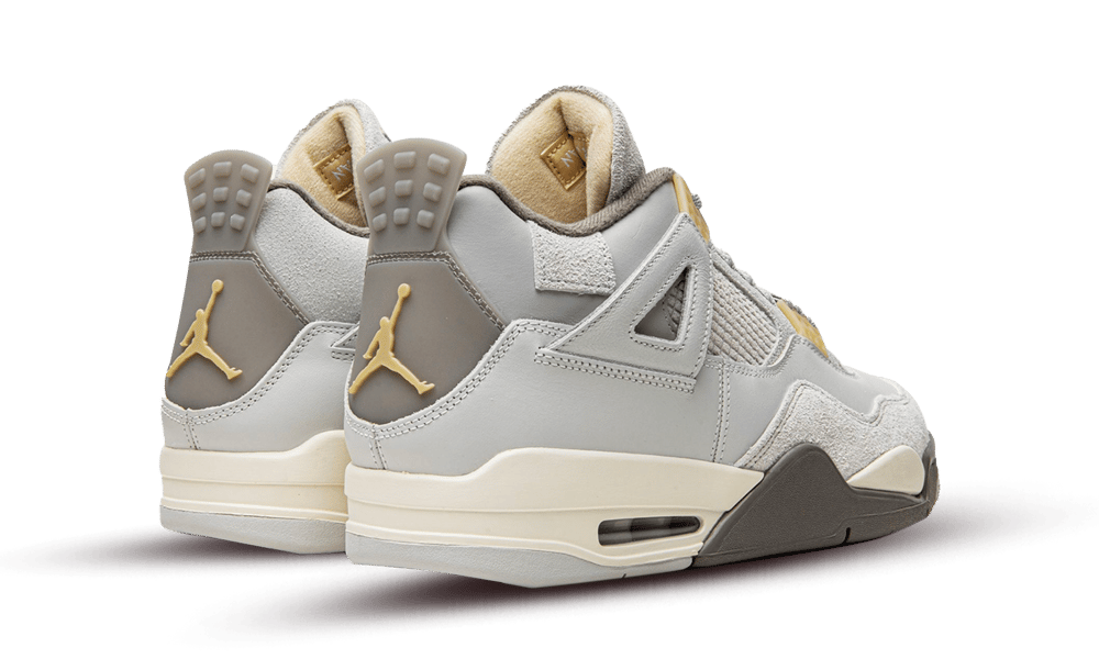Jordan 4 Photon Dust vue de l'arrière avec logo Jumpman doré