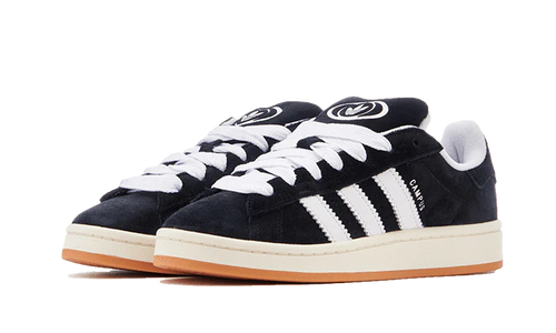 Paire d'adidas Campus 00s noires, vue de trois quarts avec gros lacets blancs