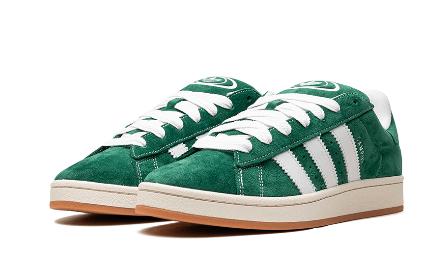 Paire d'adidas Campus 00s vertes avec lacets blancs, vue trois quarts