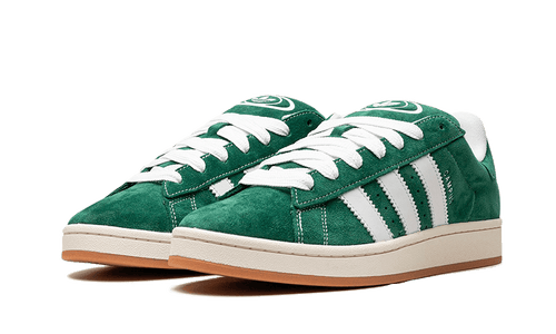 Paire d'adidas Campus 00s vertes avec lacets blancs, vue trois quarts
