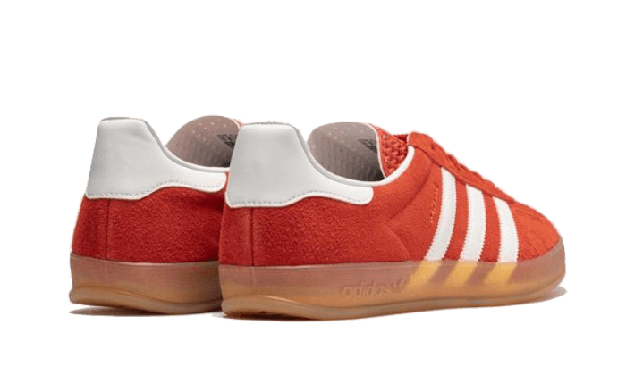 adidas Gazelle Indoor orange vue de l'arrière, talons blancs et semelle caramel