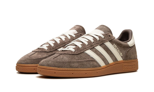 Paire d'adidas Handball Spezial brun taupe, vue trois quarts, semelle gomme