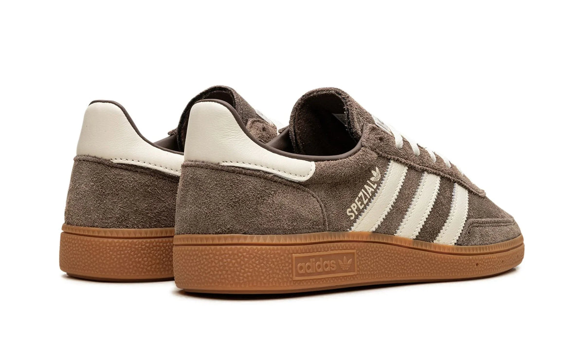 adidas Handball Spezial brune vue de l'arrière, talon crème et semelle gomme