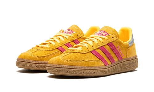 Paire d'adidas Handball Spezial jaunes et roses, vue de trois quarts avant