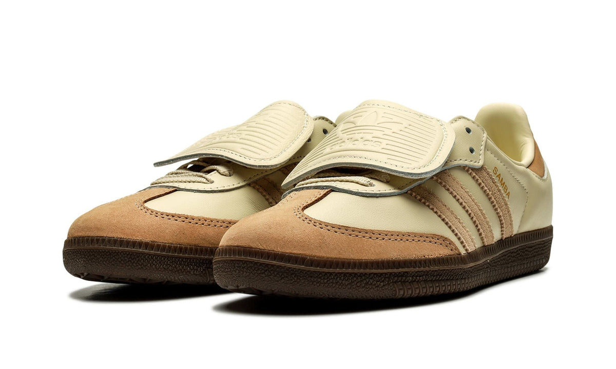 Paire d'adidas Samba LT crème et sable, vue de trois quarts avec rabat