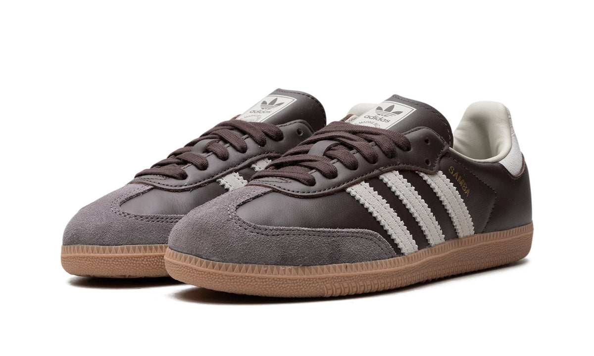 Paire d'adidas Samba OG marron et gris taupe vue de trois quarts