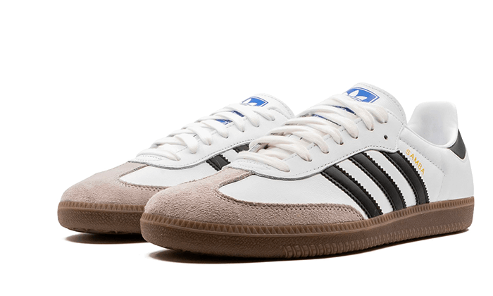 Paire d'adidas Samba OG blanches à bandes noires vue de trois quarts