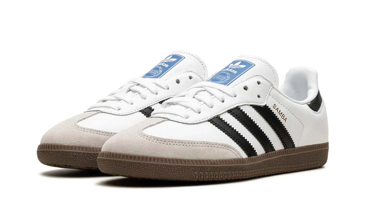 Paire d'adidas Samba OG blanches à bandes noires, vue de trois quarts