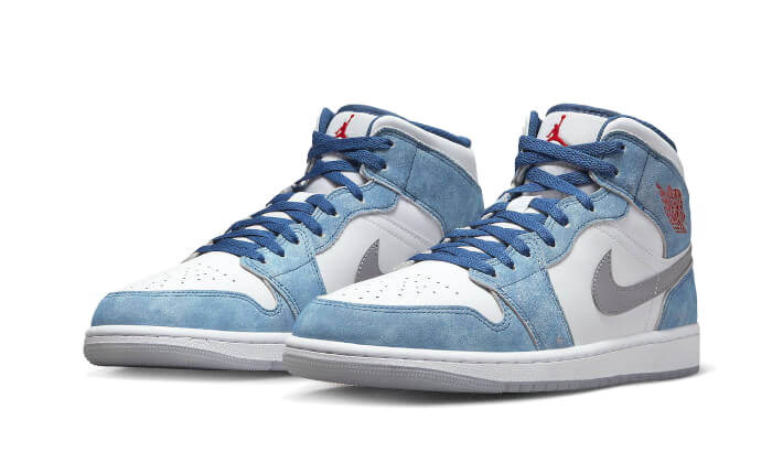 Paire de Jordan 1 Mid bleu délavé et blanc, vue trois quarts