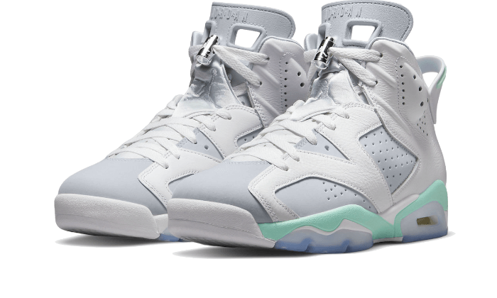 Paire de Jordan 6 Retro Mint Foam vue de trois quarts, tons pastel