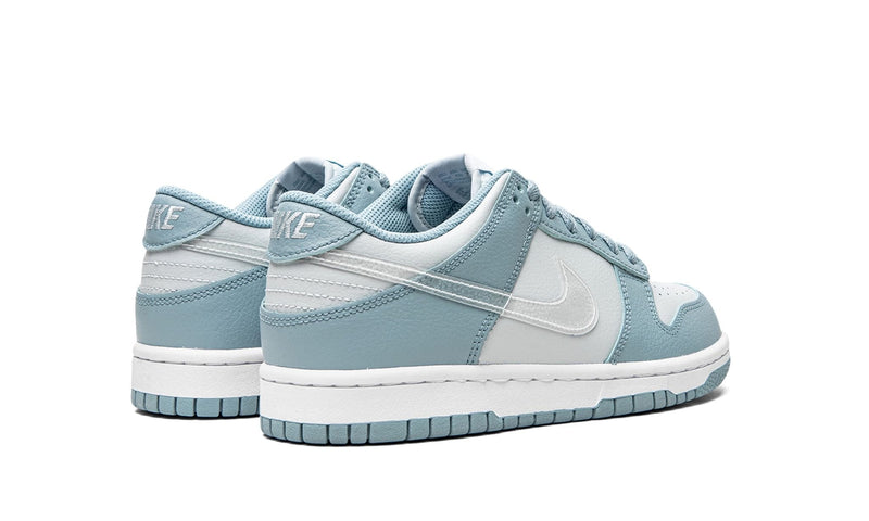 Nike Dunk Low Clear Blue Swoosh vue arrière, talon bleu et Swoosh translucide