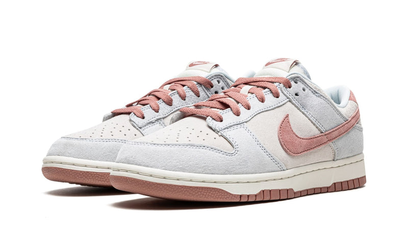 Paire de Nike Dunk Low Fossil Rose vue de trois quarts avant