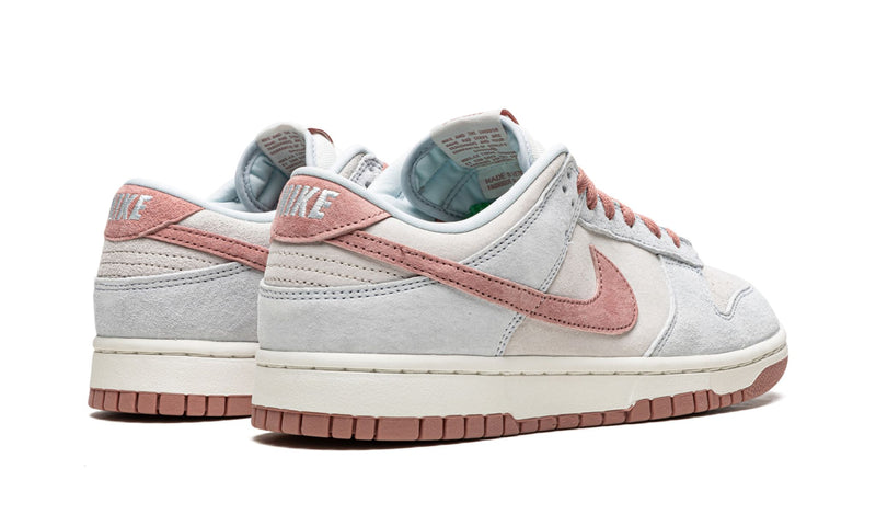 Nike Dunk Low Fossil Rose vue de l'arrière, patch talon rose