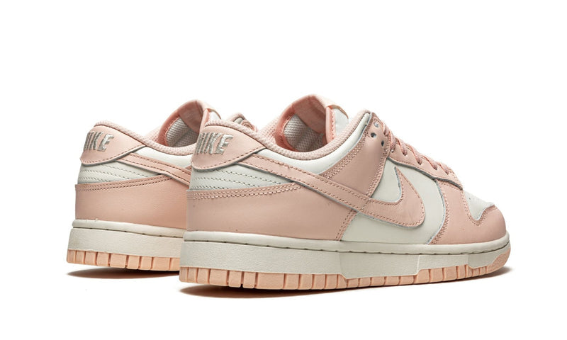 Nike Dunk Low Orange Pearl vue de l'arrière, talon NIKE rose et crème