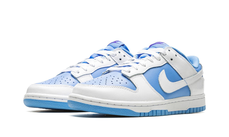 Paire de Nike Dunk Low Reverse UNC bleu ciel et blanc, vue de trois quarts