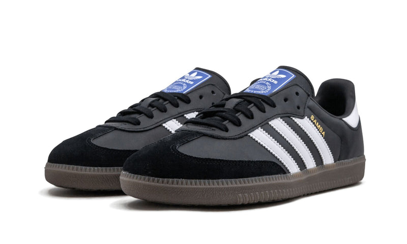 Paire d'adidas Samba OG noires vue de trois quarts, semelle gomme
