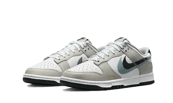 Paire de Nike Dunk Low grises et blanches avec Swoosh noir