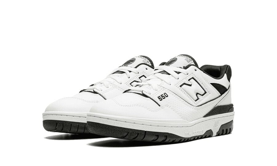 Paire de New Balance 550 blanches et noires vue de trois quarts