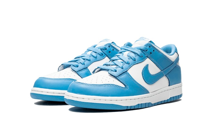 Paire de sneakers Nike Dunk Low UNC bleu et blanc, vue de trois quarts