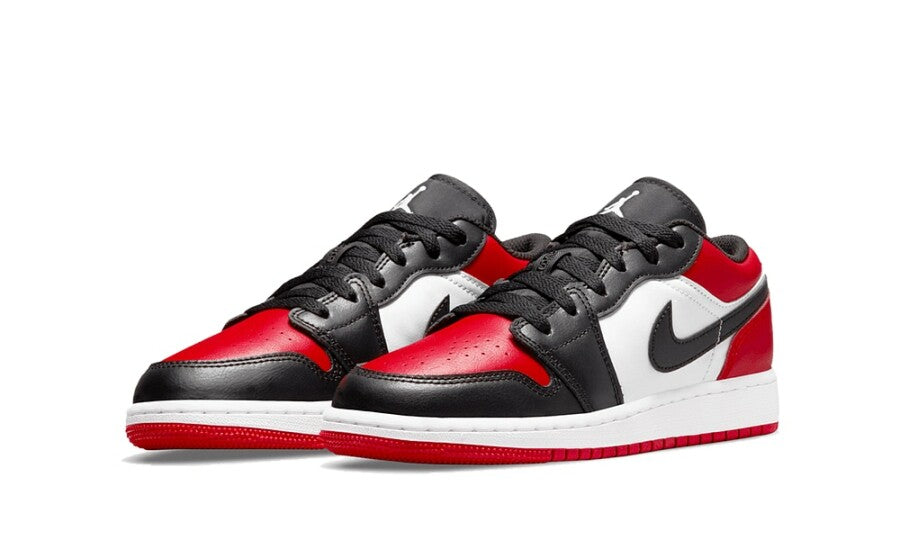 Paire de Jordan 1 Low Bred Toe vue de trois quarts, rouge et noir