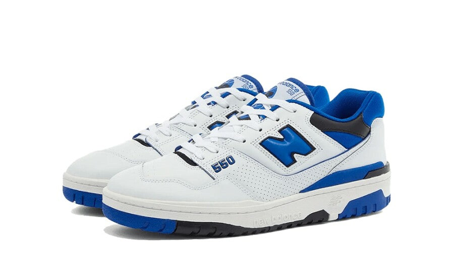 Paire de New Balance 550 blanches et bleues vue de trois quarts
