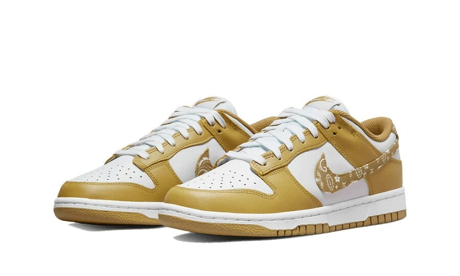 Paire de Nike Dunk Low Barley vue de trois quarts, swoosh paisley