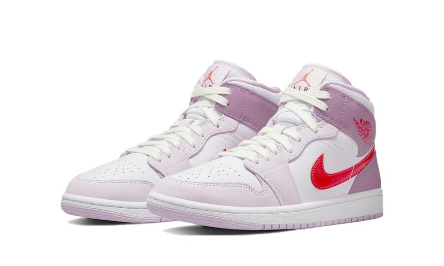 Paire de Jordan 1 Mid Valentine's Day rose, blanc et rouge, vue de trois quarts