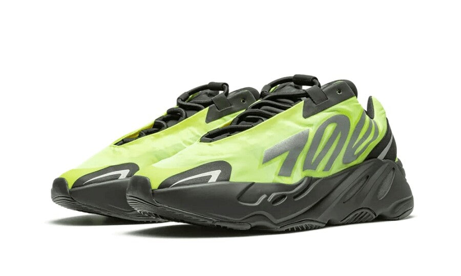 Paire d'adidas Yeezy 700 MNVN Phosphor vue de trois quarts avant
