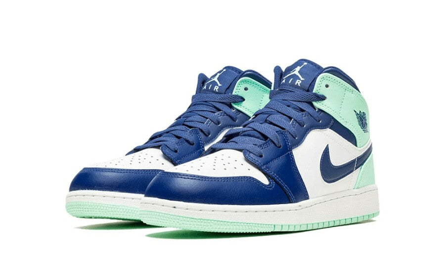 Paire de Jordan 1 Mid Mint Foam vue de trois quarts avant