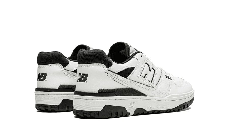 New Balance 550 blanches et noires vues de l'arrière, logo NB sur le talon