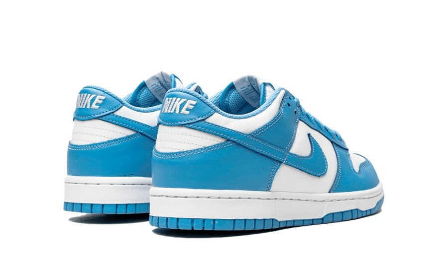 Nike Dunk Low UNC bleu ciel, vue de l'arrière avec logo Nike