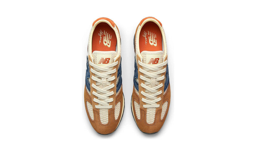 Paires New Balance U471 Sézane vues du dessus, lacets crème et intérieur orange