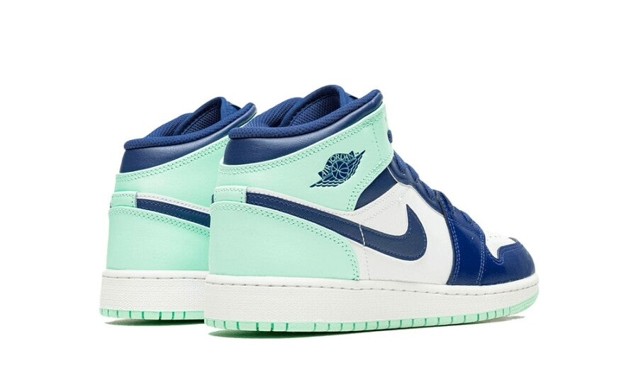Jordan 1 Mid bleu et menthe vue de trois quarts arrière
