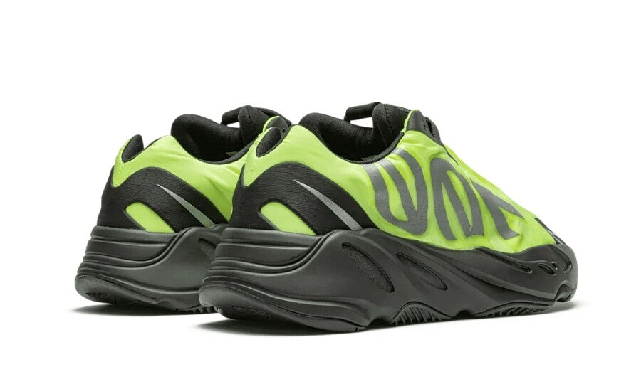 Paire d'adidas Yeezy 700 MNVN Phosphor vue de trois quarts arrière, vert fluo