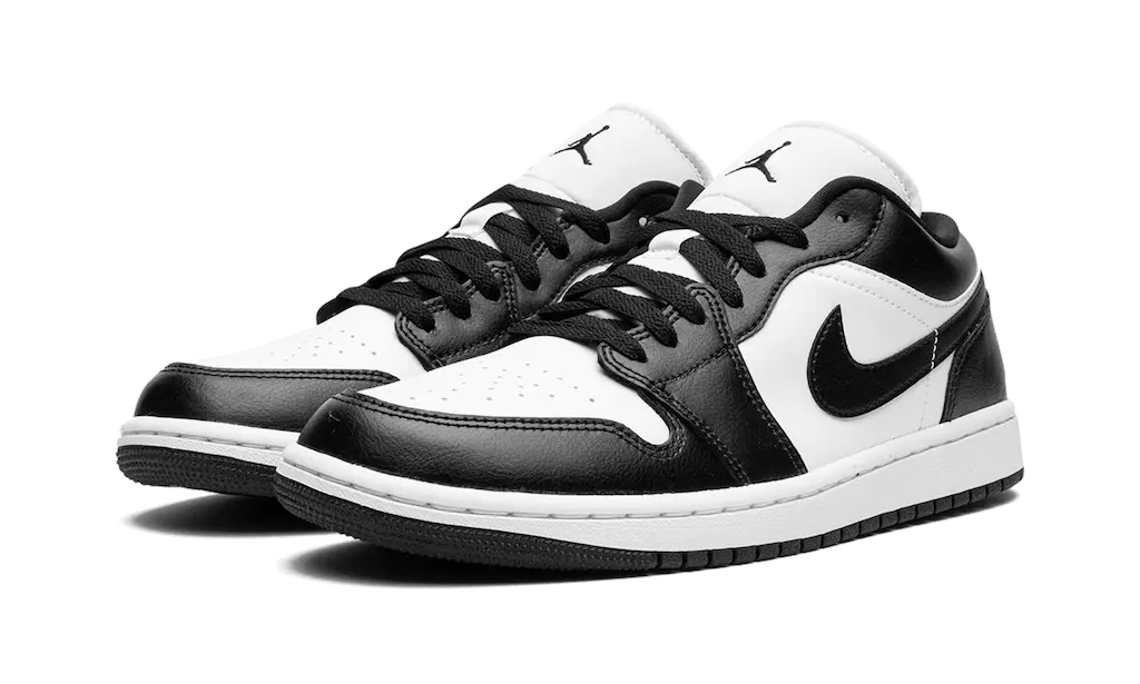 Paire de Jordan 1 Low Panda noires et blanches vue de trois quarts
