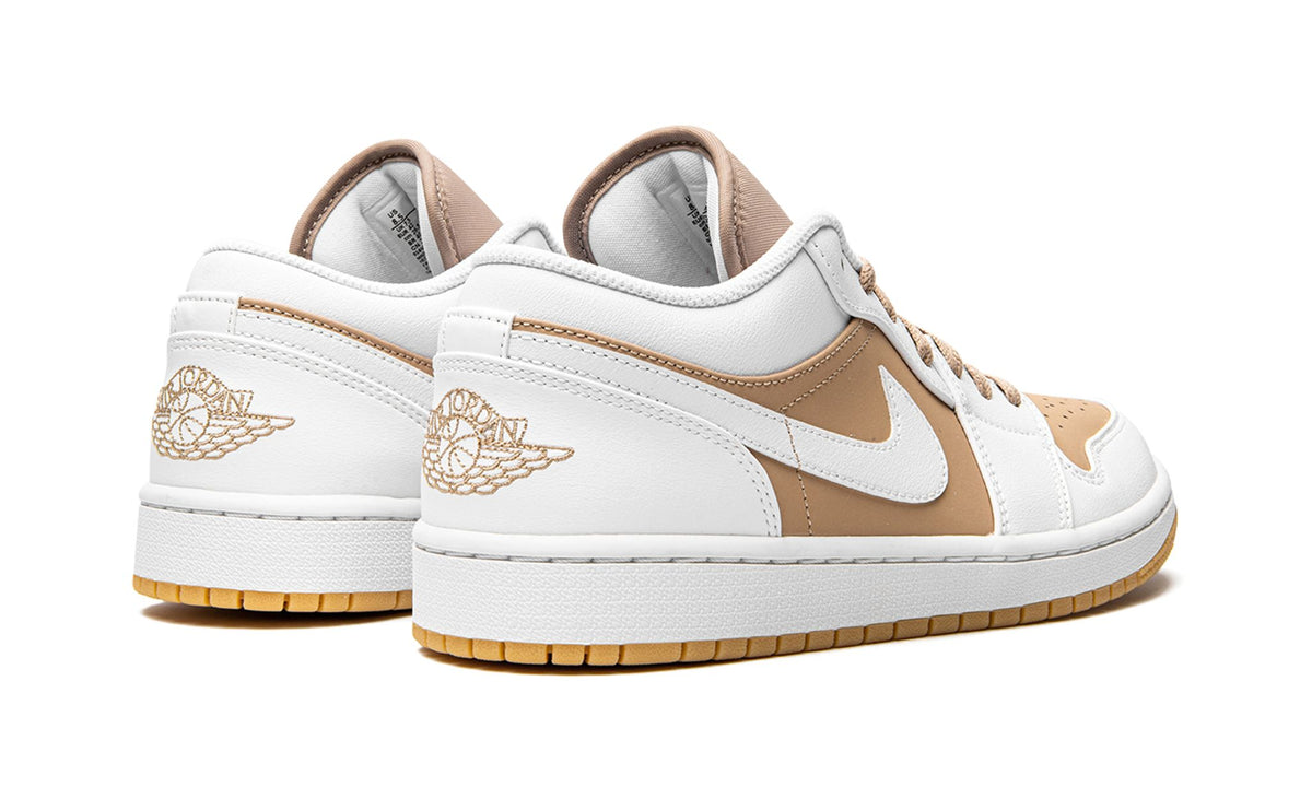 Talons des Jordan 1 Low avec logo ailé beige et semelle gomme