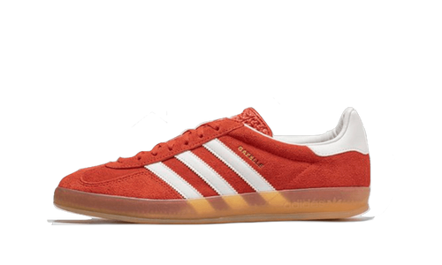 adidas Gazelle Indoor orange vue de profil, bandes blanches et semelle gomme