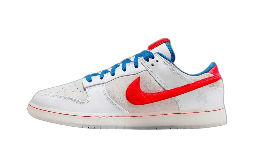 Nike Dunk Low White Rabbit de profil, Swoosh rouge et lacets bleus