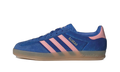 adidas Gazelle Indoor bleue à trois bandes roses, vue de profil